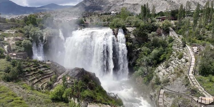 Kar ve yağmur sularıyla coşan Tortum Şelalesi ziyaretçilerini bekliyor