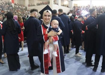 Afla geri döndüğü üniversiteden mezun olmanın sevincini 4 aylık oğluyla yaşadı