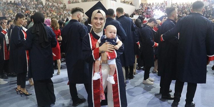 Afla geri döndüğü üniversiteden mezun olmanın sevincini 4 aylık oğluyla yaşadı