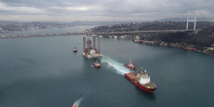 Boğazlardan gemi geçişinde zamlı tarife yarın başlıyor