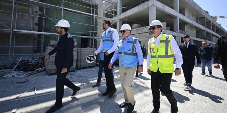 Bakan Bak, Basketbol Gelişim Merkezi'nde incelemelerde bulundu