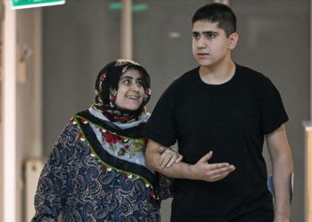 Depremzede anne oğul, hastane odasında birlikte ayağa kalktı