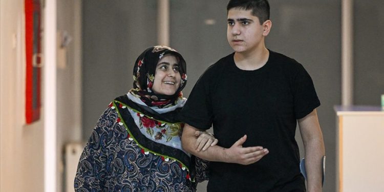 Depremzede anne oğul, hastane odasında birlikte ayağa kalktı