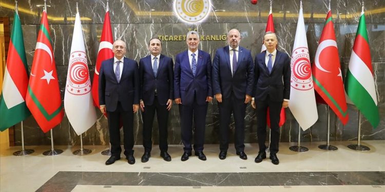 Ticaret Bakanı Bolat, bakan yardımcıları ve amirlerle ilk toplantısını yaptı