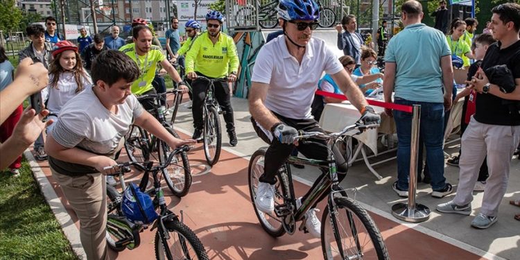 Bahçelievler’de 50 çocuğa bisiklet hediye edildi