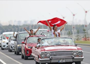 Şampiyon milli tekvandocu Nafia Kuş, Adana'da klasik arabayla tur attı