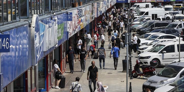 İstanbul otogarında bayram yoğunluğu yaşanıyor