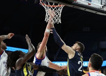 TBF, Anadolu Efes-Fenerbahçe Beko maçının hakemlerini dinlendirme kararı aldı