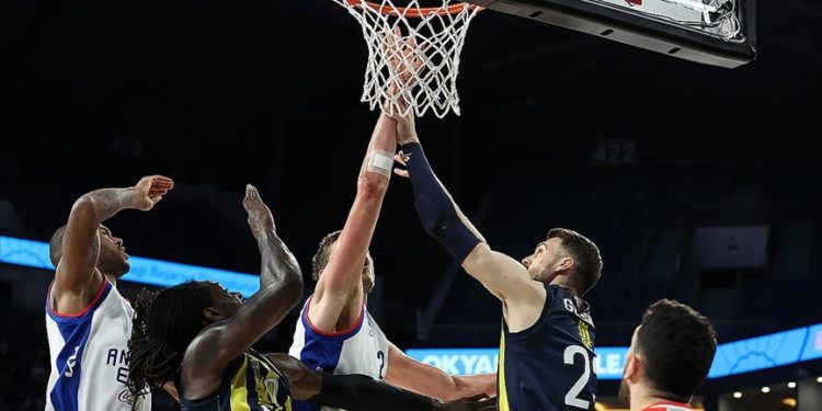TBF, Anadolu Efes-Fenerbahçe Beko maçının hakemlerini dinlendirme kararı aldı