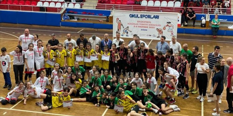 Okullar Arası Basketbol Küçükler Türkiye Birinciliği'nde kupalar sahiplerini buldu