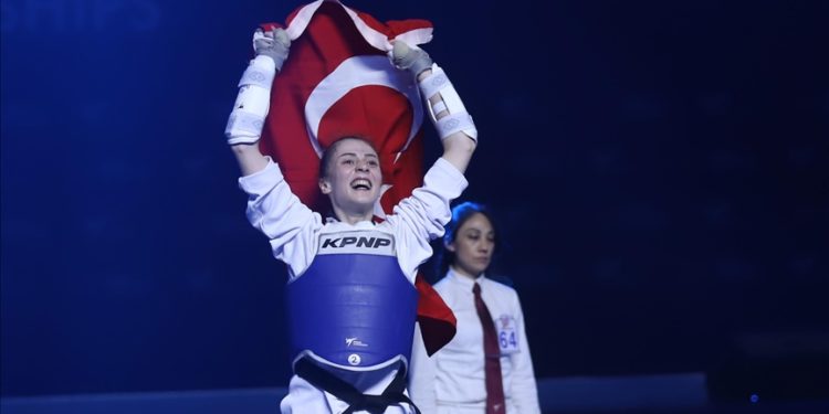 Merve Dinçel Dünya Tekvando Şampiyonası’nda altın madalya kazandı