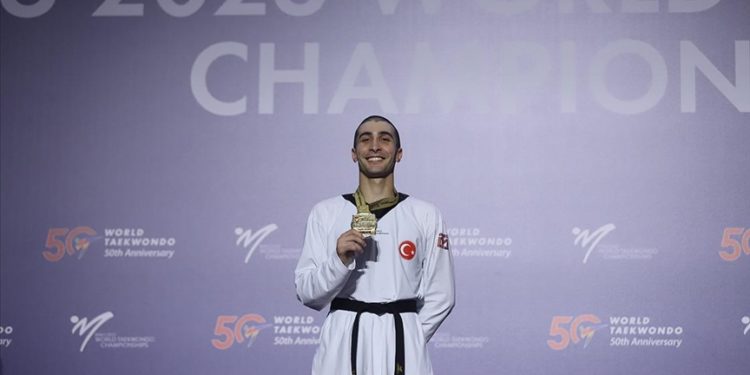 Hakan Reçber, Dünya Tekvando Şampiyonası'nda altın madalya kazandı