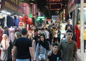 Kayseri ve Kırşehir'de tarihi çarşılarda bayram hareketliliği yaşanıyor