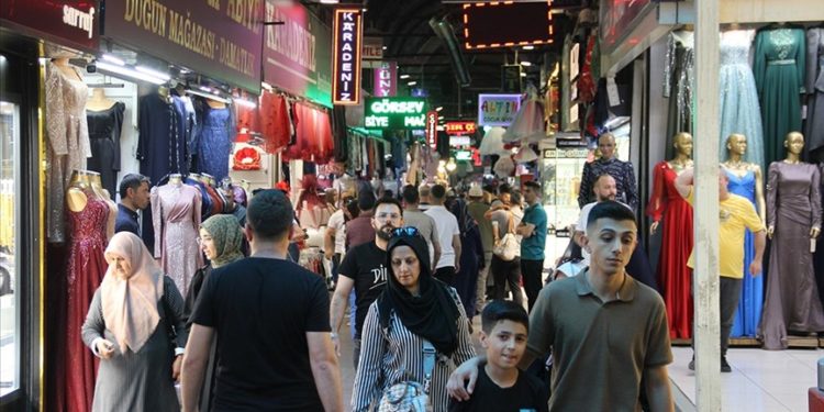 Kayseri ve Kırşehir'de tarihi çarşılarda bayram hareketliliği yaşanıyor