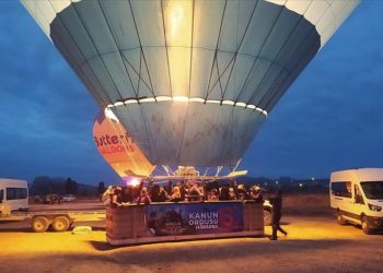 Kapadokya'da sıcak hava balonları jandarma afişleriyle havalandı