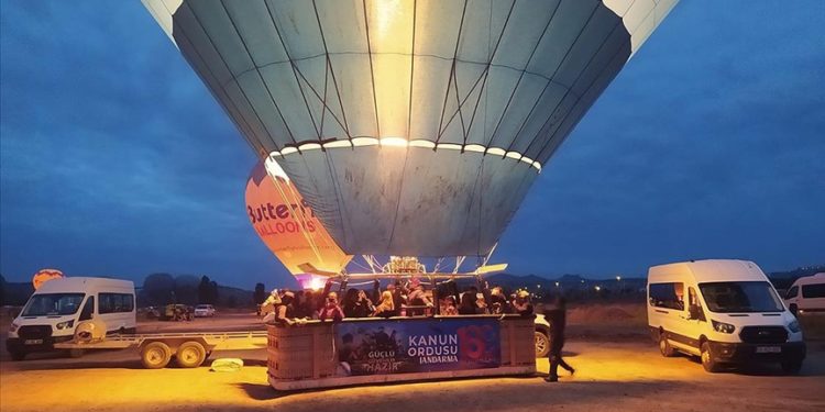 Kapadokya'da sıcak hava balonları jandarma afişleriyle havalandı