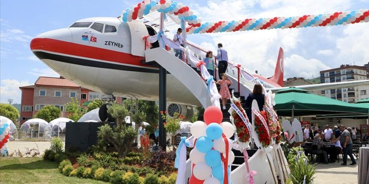 Trabzon’da pistten çıkan uçak, pide salonu oldu