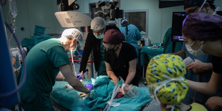 Bir kilo 600 gram doğan bebek, nadir yapılan ameliyatla “körlük” riskinden kurtuldu