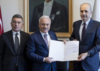 AK Parti’li Numan Kurtulmuş, Meclis Başkanı adaylık başvurusunu TBMM Başkanlığına sundu