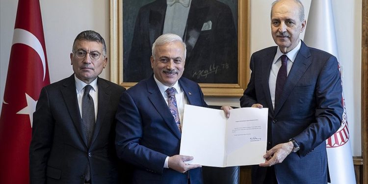 AK Parti’li Numan Kurtulmuş, Meclis Başkanı adaylık başvurusunu TBMM Başkanlığına sundu