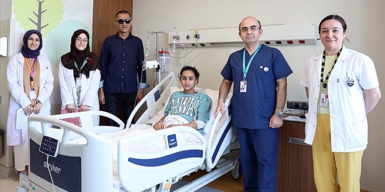 Yüz binde birden az rastlanan hastalığın yol açtığı görme kaybına İstanbul’da şifa buldu