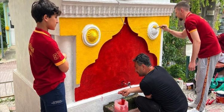 "Şampiyon çeşme" bu yıl Galatasaray'ın renklerine büründü