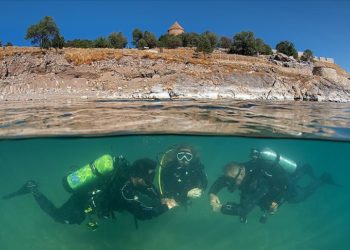 Dalgıçlar Van Gölü'nde su altı robotuyla temizlik yaptı