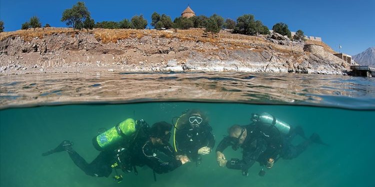 Dalgıçlar Van Gölü'nde su altı robotuyla temizlik yaptı