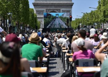 Paris’in turistik caddesi Şanzelize, dikte yarışması için üstü açık sınıfa dönüştürüldü