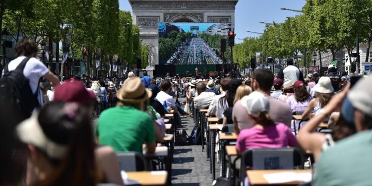 Paris’in turistik caddesi Şanzelize, dikte yarışması için üstü açık sınıfa dönüştürüldü