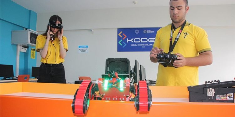 Kocaeli’de lise öğrencileri kurtarma ekipleri için özel robot geliştirdi
