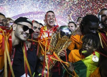 Galatasaray şampiyonluk kupasını kaldırdı