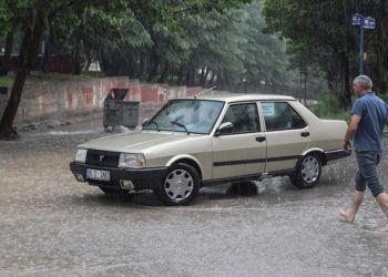 Başkentte etkili olan sağanak, Yenimahalle'de hayatı olumsuz etkiledi