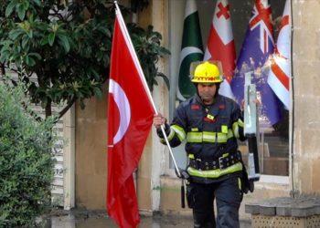 Azerbaycanlı itfaiyeci, Bakü'de çıkan yangında Türk bayrağının zarar görmesini engelledi