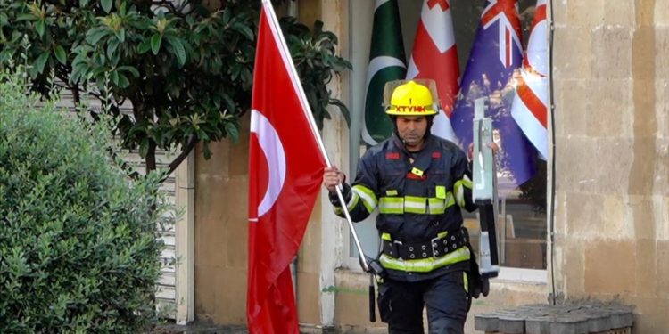 Azerbaycanlı itfaiyeci, Bakü'de çıkan yangında Türk bayrağının zarar görmesini engelledi
