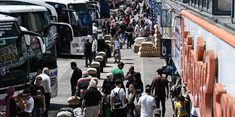 İstanbul otogarında bayram yoğunluğu sürüyor