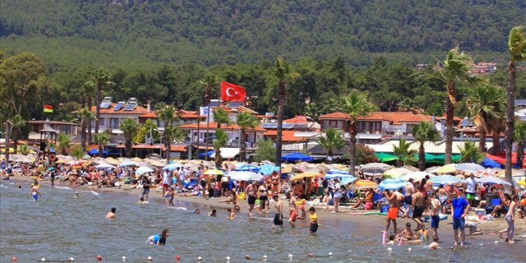 Muğla sahillerinde bayram tatili yoğunluğu yaşanıyor