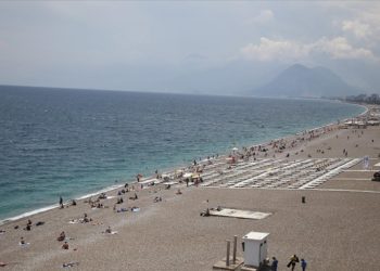 Antalya'da güneşli havayı fırsat bilenler denize girdi