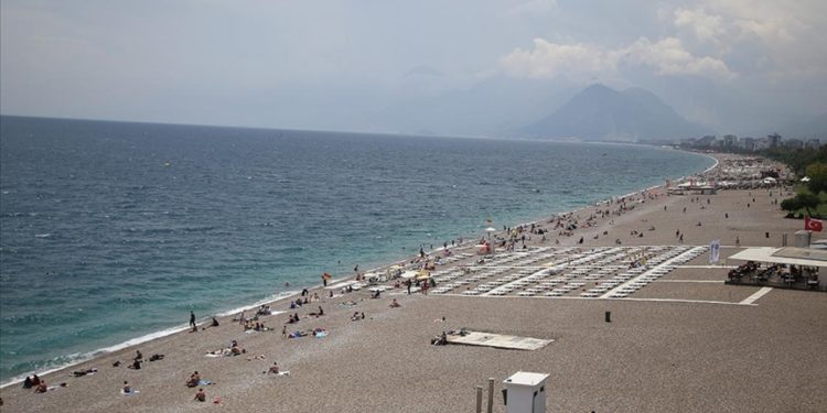 Antalya'da güneşli havayı fırsat bilenler denize girdi