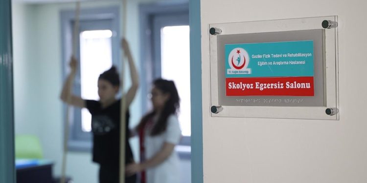 Skolyoz hastaları için “omurga eğriliği” tedavi ünitesi açıldı