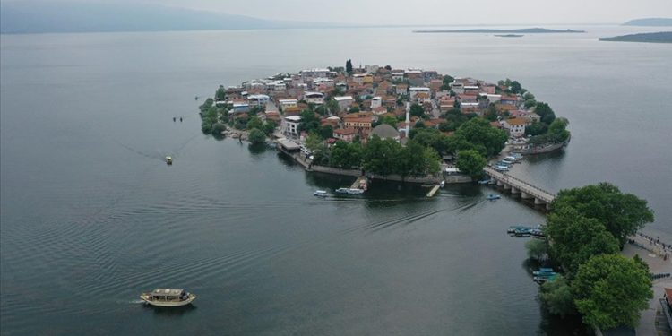 Haliç’ten sultan kayığıyla Marmara Denizi ve dereyi geçip Uluabat Gölü’ne geldi