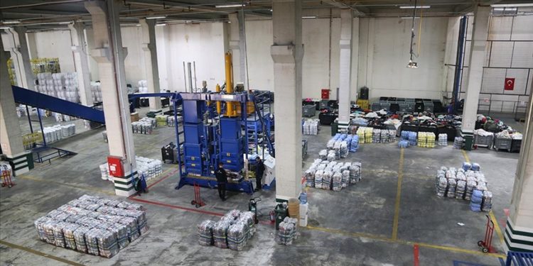 Bursa’da okullardan geri dönüşümle toplanan kullanılmış giysiler 45 ülkeye ihraç ediliyor