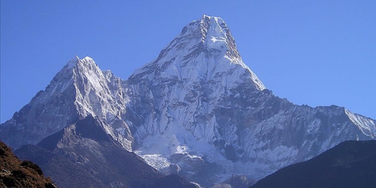 Şerpa, Malezyalı dağcıyı Everest’te "imkansız" noktadan kurtardı