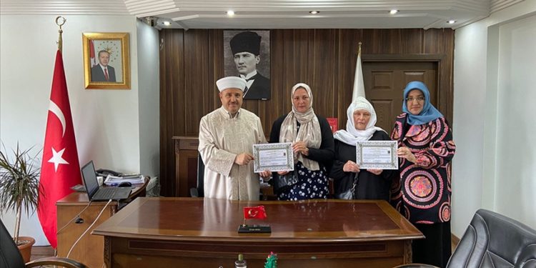 Ukraynalı anne ve kızı İslamiyet'i seçti