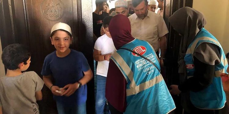 Diyanet İşleri Türk İslam Birliği gönüllülerinden Hatay'daki çocuklara bayramlık