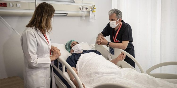 Mantardan zehirlenen genç kız karaciğer nakliyle hayata döndü