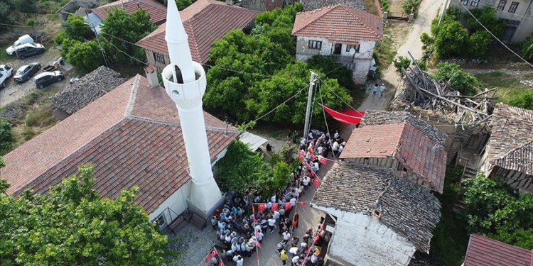 Bilecik'te çocukları sevindiren "şeker atma" geleneği 6 asırdır devam ediyor