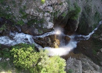 Bingöl'de ulaşımının zor olduğu Yoncalık Şelalesi dronla görüntülendi
