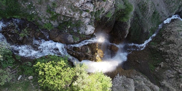 Bingöl'de ulaşımının zor olduğu Yoncalık Şelalesi dronla görüntülendi