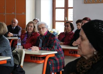 53 yıl önce ayrıldıkları okulda bir araya gelen mezunlar eski günleri andı